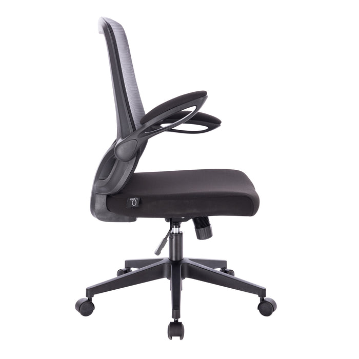 Schwarzer ergonomischer Bürostuhl mit Netzrückenlehne, gepolstertem Sitz und angewinkelter Armlehne