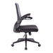 Schwarzer ergonomischer Bürostuhl mit Netzrückenlehne, gepolstertem Sitz und angewinkelter Armlehne