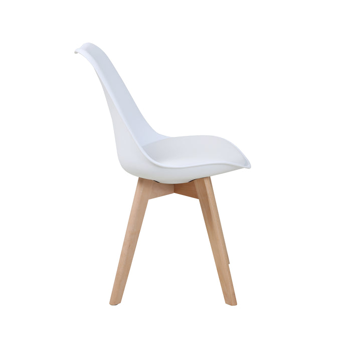 Seitenansicht des weißen Svita Mats Esszimmerstuhls mit ergonomisch geformtem Sitz und Holzbeinen