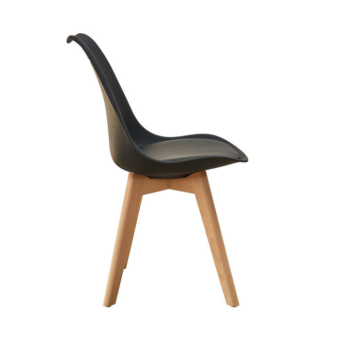 Seitenansicht des schwarzen Svita Mats Esszimmerstuhls mit ergonomisch geformtem Sitz und Holzbeinen