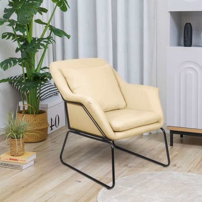 Beiger Loungesessel mit Stoffbezug und schwarzem Metallgestell in modernem Wohnzimmer mit Pflanzen und weißem Sideboard