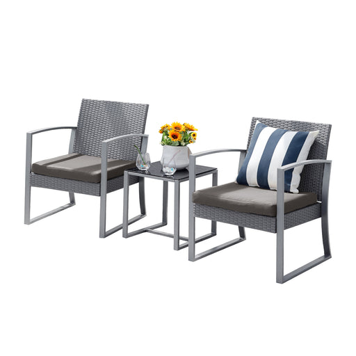 Zweier-Set graue Gartenstühle mit Armlehnen, graue Sitzkissen, kleiner quadratischer Tisch dazwischen mit Vase und Sonnenblumen