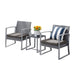 Zweier-Set graue Gartenstühle mit Armlehnen, graue Sitzkissen, kleiner quadratischer Tisch dazwischen mit Vase und Sonnenblumen