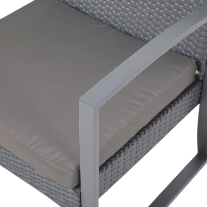 Grau geflochtener Gartenstuhl mit grauem Sitzkissen und rechteckigem Armlehnenrahmen aus Metall