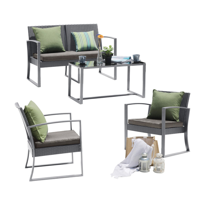 Gartenmöbel-Set mit grauem Metallrahmen und Rattan, bestehend aus einem Sofa, zwei Sesseln mit grünen Kissen und einem Glastisch mit Dekoration