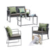 Gartenmöbel-Set mit grauem Metallrahmen und Rattan, bestehend aus einem Sofa, zwei Sesseln mit grünen Kissen und einem Glastisch mit Dekoration