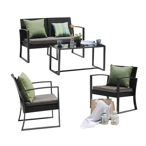 Gartenmöbel-Set mit grauem Metallrahmen und grauen Sitzkissen, bestehend aus einem Sofa, zwei Sesseln und einem Glastisch, grüne Kissen auf den Sitzen