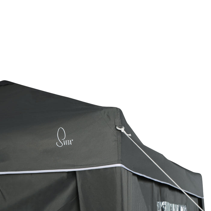 Eckansicht Dunkelgrauer Pavillon mit dem Logo 'Svita' auf der oberen Ecke des Dachs und Spannseil mit Plastiköse