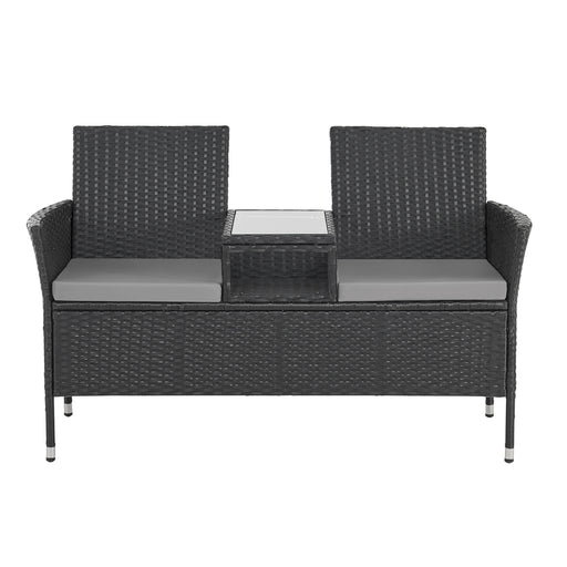 Frontalansicht einer zweisitzigen Gartenbank aus schwarzem Rattan mit zwei grauen Sitzkissen und integriertem Tisch mit Glasplatte in der Mitte