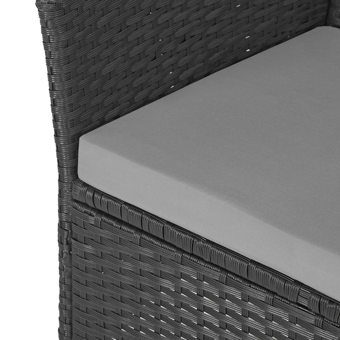 Eckansicht eines schwarzen Polyrattan-Stuhls mit hellgrauem Sitzkissen