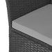 Eckansicht eines schwarzen Polyrattan-Stuhls mit hellgrauem Sitzkissen