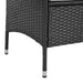 Beine einer schwarzen, geflochtenen Gartenbank aus Polyrattan mit Metallkappen am Fuß