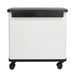 Weißer rechteckiger Mülleimer mit schwarzem Deckel und vier Rollen, Rückansicht mit Batteriefach für Sensor des Mülleimers.
