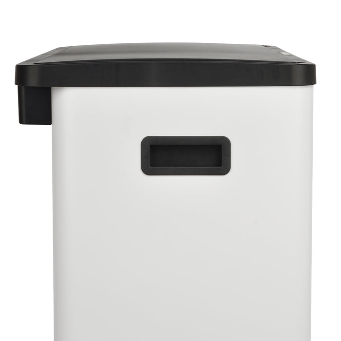 Rechteckiger weißer Mülleimer mit schwarzem Deckel und rechteckigem Griff an der Seite.