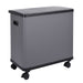 Rechteckiger grauer Mülleimer mit schwarzem Deckel und vier schwarzen Rollen, seitlicher Griff.