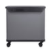 Grauer rechteckiger Mülleimer mit schwarzem Deckel und vier Rollen, Rückansicht mit Batteriefach für Sensor des Mülleimers.