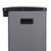 Rechteckiger grauer Mülleimer mit schwarzem Deckel und rechteckigem Griff an der Seite.