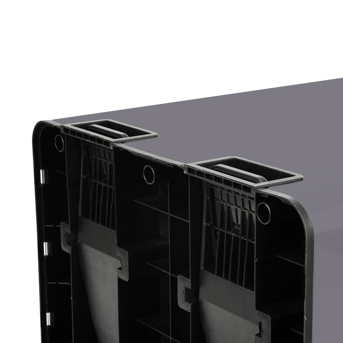 Nahaufnahme der Unterseite eines grauen Doppel-Mülleimers mit einklappbaren Fußpedalen in eingeklappter Position. 