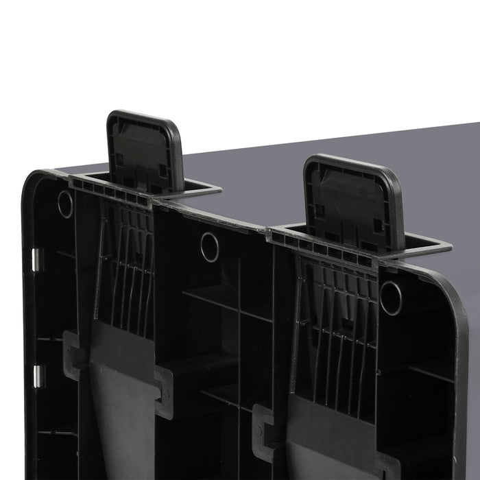 Nahaufnahme der Unterseite eines grauen Doppel-Mülleimers mit einklappbaren Fußpedale in ausgeklappter Position.