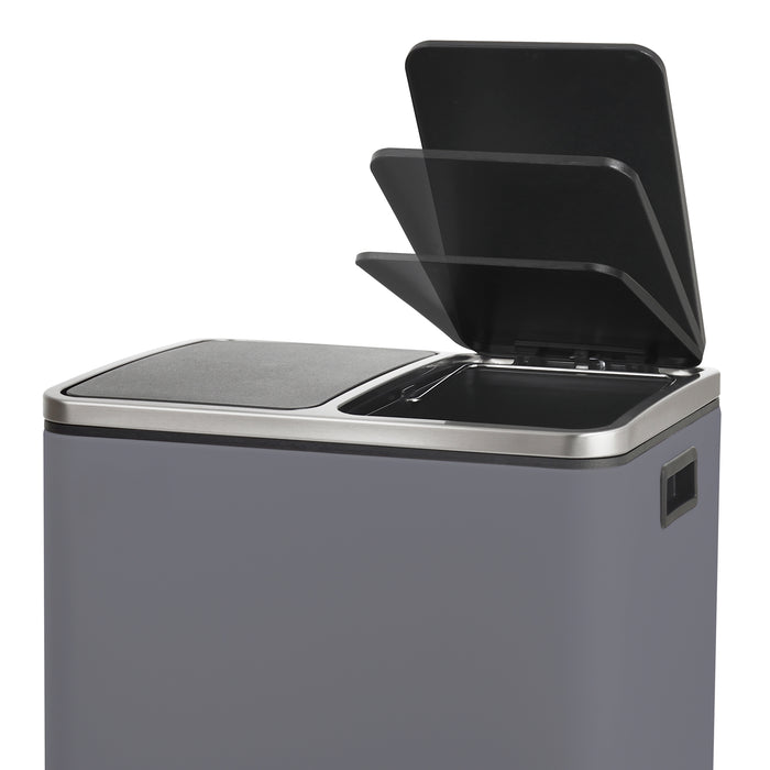 Grauer Mülleimer mit zwei Fächern und geöffnetem Deckel, rechte Seite offen