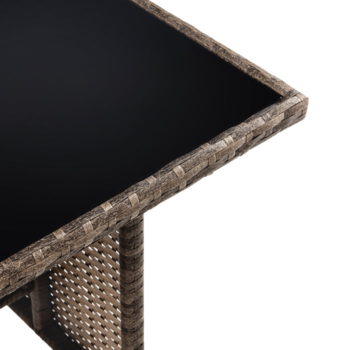 Detailansicht der schwarzen Glasplatte auf dem braunen Polyrattan-Tisch