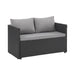 Zweisitziges Garten-Sofa aus schwarzem Rattan mit grauen Sitz- und Rückenkissen