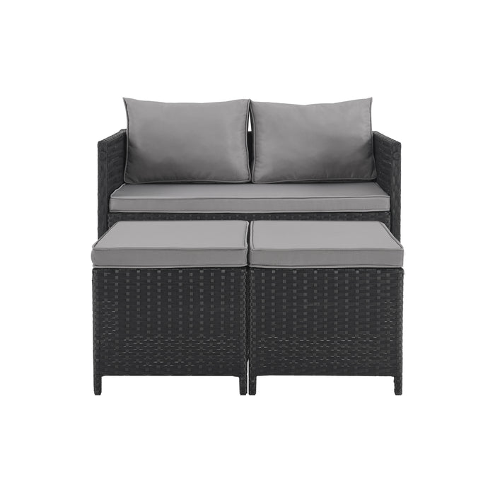 Schwarzes Garten-Sofa mit zwei Sitzkissen und zwei Rückenkissen aus Rattan mit zwei passenden Hockern