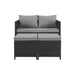 Schwarzes Garten-Sofa mit zwei Sitzkissen und zwei Rückenkissen aus Rattan mit zwei passenden Hockern