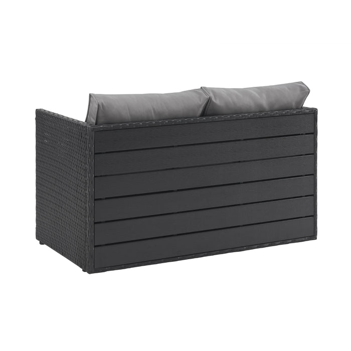 Schwarzes Garten-Sofa mit zwei Rückenkissen aus Rattan von hinten
