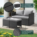 Gartenlounge-Set aus schwarzem Polyrattan mit zwei Hockern, die als Tisch mit Holzoptik-Tischplatte genutzt werden können, wasserabweisend und UV-beständig.