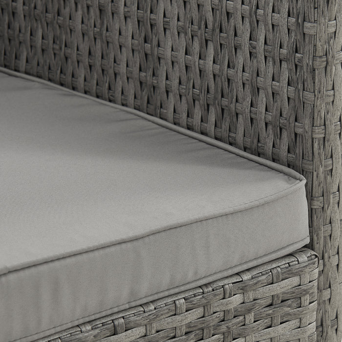Nahaufnahme eines grauen Polyrattan-Sofas mit hellgrauem Sitzkissen