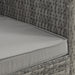 Nahaufnahme eines grauen Polyrattan-Sofas mit hellgrauem Sitzkissen