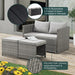 Gartenlounge-Set aus grauem Polyrattan mit zwei Hockern, die als Tisch mit Holzoptik-Tischplatte genutzt werden können, wasserabweisend und UV-beständig.