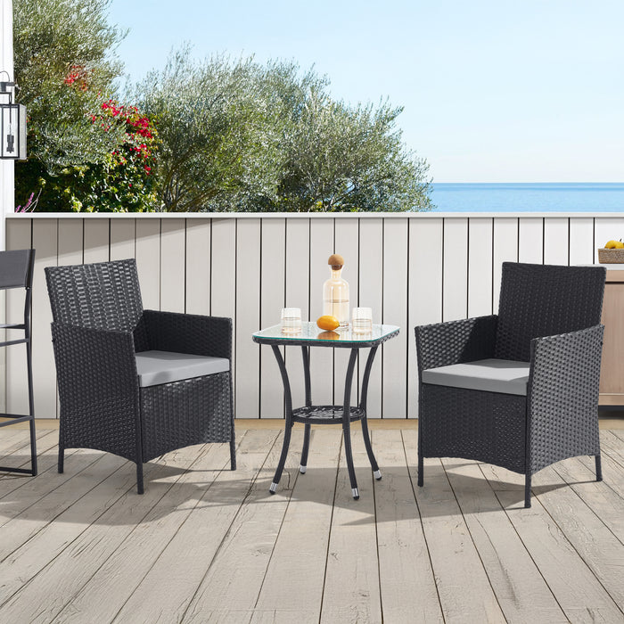Schwarze Polyrattan Bistro Sitzgruppe mit zwei Sesseln und Beistelltisch auf einer sonnigen Terrasse