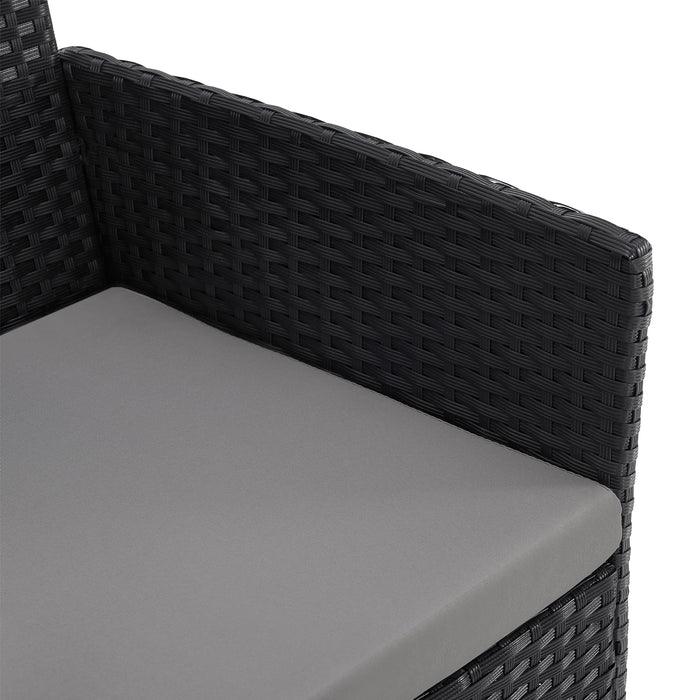 Detailansicht Armlehne an schwarzem Rattansessel