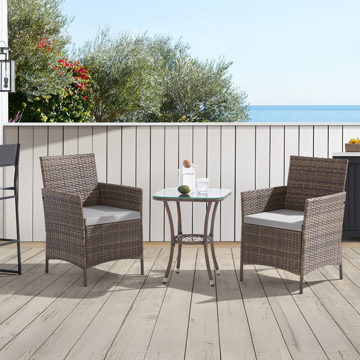 Braune Polyrattan Bistro Sitzgruppe mit zwei Sesseln und Beistelltisch auf einer sonnigen Terrasse