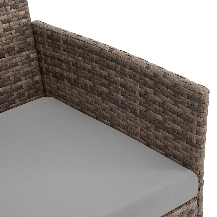 Detailansicht Armlehne an braunem Rattansessel