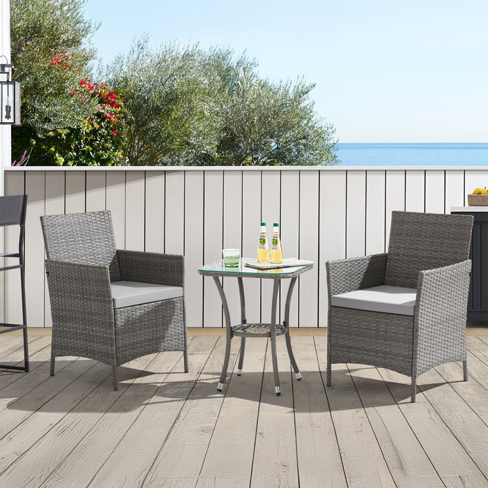 Graue Polyrattan Bistro Sitzgruppe mit zwei Sesseln und Beistelltisch auf einer sonnigen Terrasse