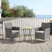 Graue Polyrattan Bistro Sitzgruppe mit zwei Sesseln und Beistelltisch auf einer sonnigen Terrasse