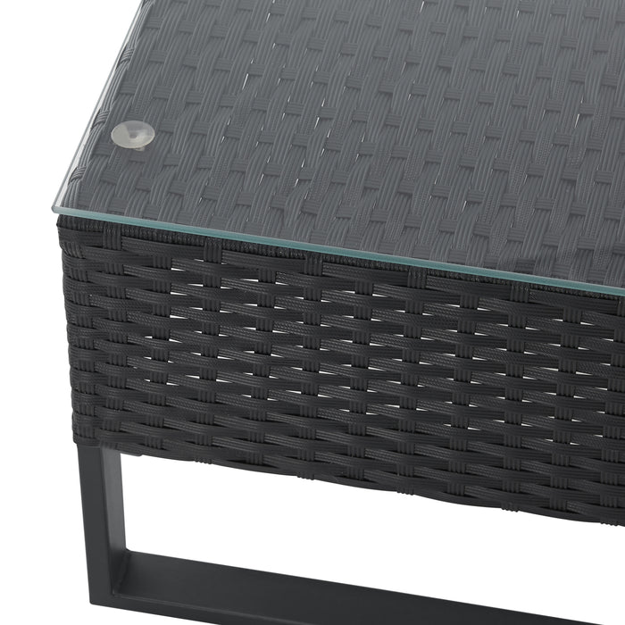 Detail Glasplatte mit Gummifüßen auf schwarzem Tisch
