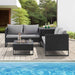 Schwarze Polyrattan Gartenlounge mit Kissenbox am Pool, auf dem Tisch stehen eine Flasche und Gläser und zwei Flaschen auf der Kissenbox