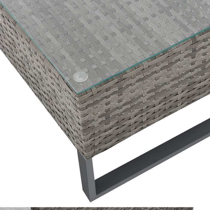 Detail Glasplatte mit Gummifüßen auf grauem Tisch  
