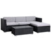 Schwarze Polyrattan Garten-Lounge mit grauen Polstern - großes Sofa mit Recamiere und Tisch mit Glasplatte