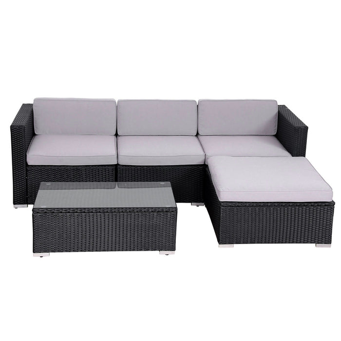 Schwarze Polyrattan Garten-Lounge mit grauen Polstern Dreisitzer-Sofa mit Recamiere und Tisch mit Glasplatte