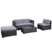 Graue Polyrattan Garten-Lounge mit grauen Polstern - Zweisitzer-Sofa mit Sessel, Hocker und Tisch mit Glasplatte