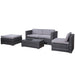 Graue Polyrattan Garten-Lounge mit grauen Polstern - Zweisitzer-Sofa mit Sessel, Hocker und Tisch mit Glasplatte