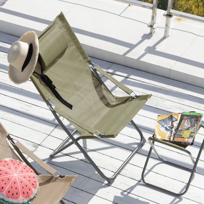Grüner Klappstuhl mit Strohhut auf einer weißen Terrasse, daneben kleiner Klapphocker mit aufgeschlagenem Magazin