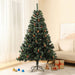 Künstlicher Weihnachtsbaum von SVITA mit Zapfen und roten Beeren, daneben Geschenke und ein Teddybär im Wohnzimmer