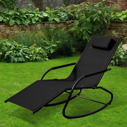 Schwarzer Liegestuhl mit gepolstertem Kopfkissen und Metallrahmen mit Schaukelbasis im Garten