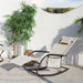 Beige Schaukelliege mit gepolstertem Kopfkissen und seitlicher Tasche auf einer sonnigen Terrasse